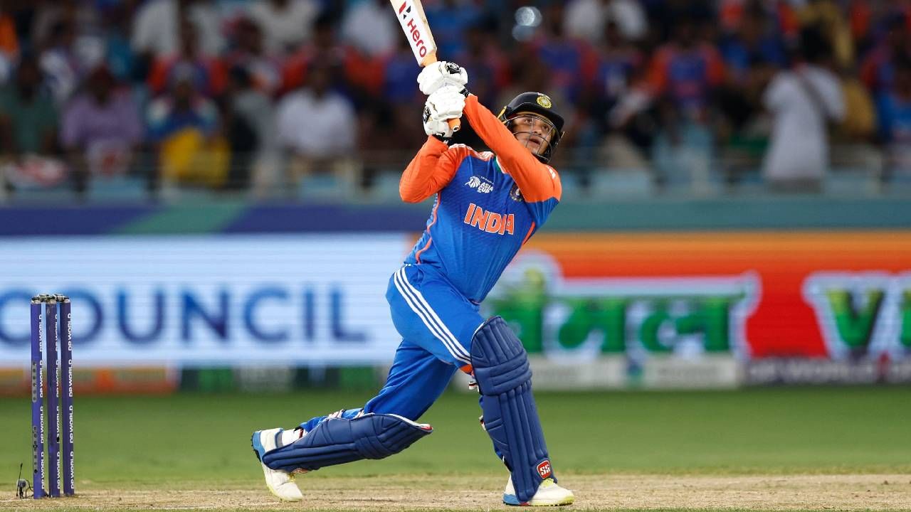 अभिषेक शर्माने 26 टी20 सामन्यात 37.44 च्या सरासरीने 936 धावा केल्या आहेत. यात दोन शतके आणि सहा अर्धशतकांचा समावेश आहे. आता अभिषेकला 1000 धावांचा टप्पा गाठण्यासाठी फक्त 64 धावा हव्या आहेत. यात यशस्वी झाला तर सर्वात जलद 1000 धावा पूर्ण करणारा भारतीय खेळाडू बनेल.(Photo- BCCI Twitter)