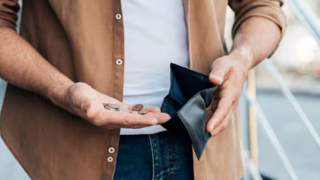 वास्तुनुसार, पैशाशी संबंधित छोट्या चुका आर्थिक संकट निर्माण करू शकतात, अशा परिस्थितीत, पर्समध्ये पैशांसोबत काही वस्तू या अजिबात ठेवल्या नाही पाहिजेत. 