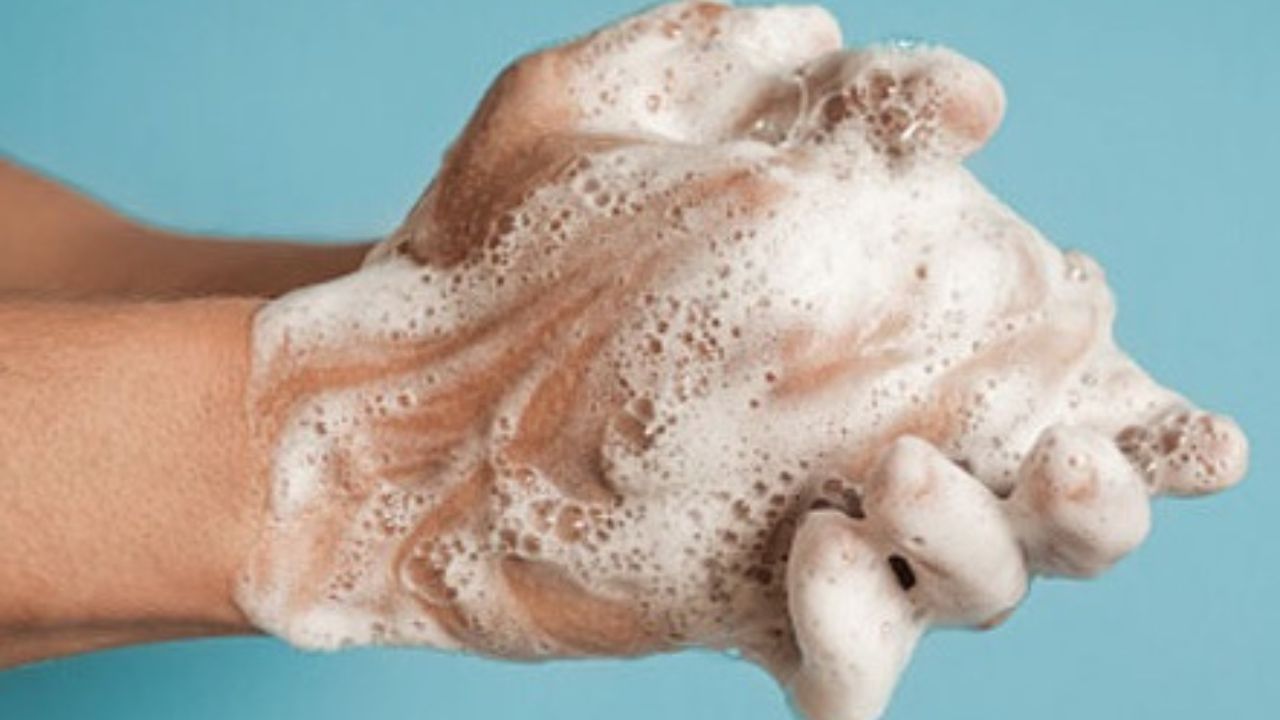 वारंवार हात धुतल्याने आपण आजारी पडू शकतो? शरीराला हे त्रास होऊ शकतात वारंवार हात धुतल्याने आपण आजारी पडू शकतो? शरीराला हे त्रास होऊ शकतात