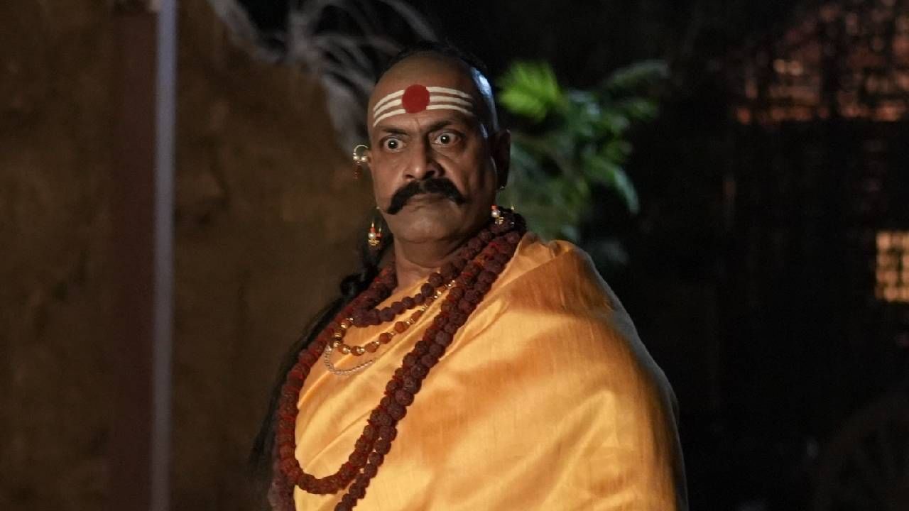 ‘अभंग तुकाराम’ चित्रपटाची कथा आणि संवाद प्रसिद्ध लेखक योगेश सोमण यांचे आहे. दिग्पाल लांजेकर यांनी पटकथा आणि दिग्दर्शनाची जबाबदारी सांभाळली आहे. चित्रपटाचे छायांकन संदीप शिंदे यांचे आहे. संकलन सागर शिंदे, विनय शिंदे यांचे आहे. 
