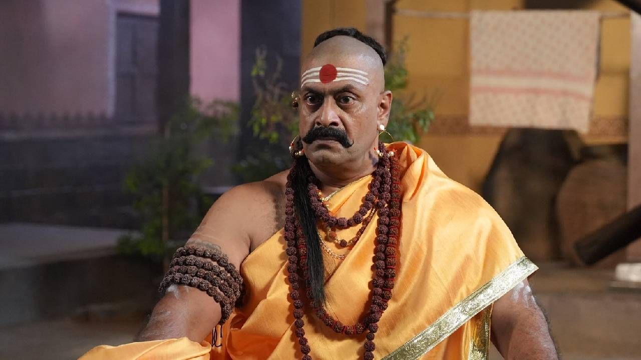 ‘मंबाजी’ या आपल्या खलनायकी भूमिकेबद्दल बोलताना अजय पूरकर सांगतात, "याआधीच्या माझ्या बऱ्याच भूमिका सकारात्मक प्रवृत्तीच्या होत्या. आजवरच्या माझ्या प्रत्येक भूमिकेला प्रेक्षकांचं भरभरून प्रेम मिळालं आणि आता नाण्याच्या दुसऱ्या बाजूला येऊन एक वेगळा प्रयत्न या चित्रपटातून मी केला आहे. ही व्यक्तिरेखा कमाल ताकदीची आहे." 
