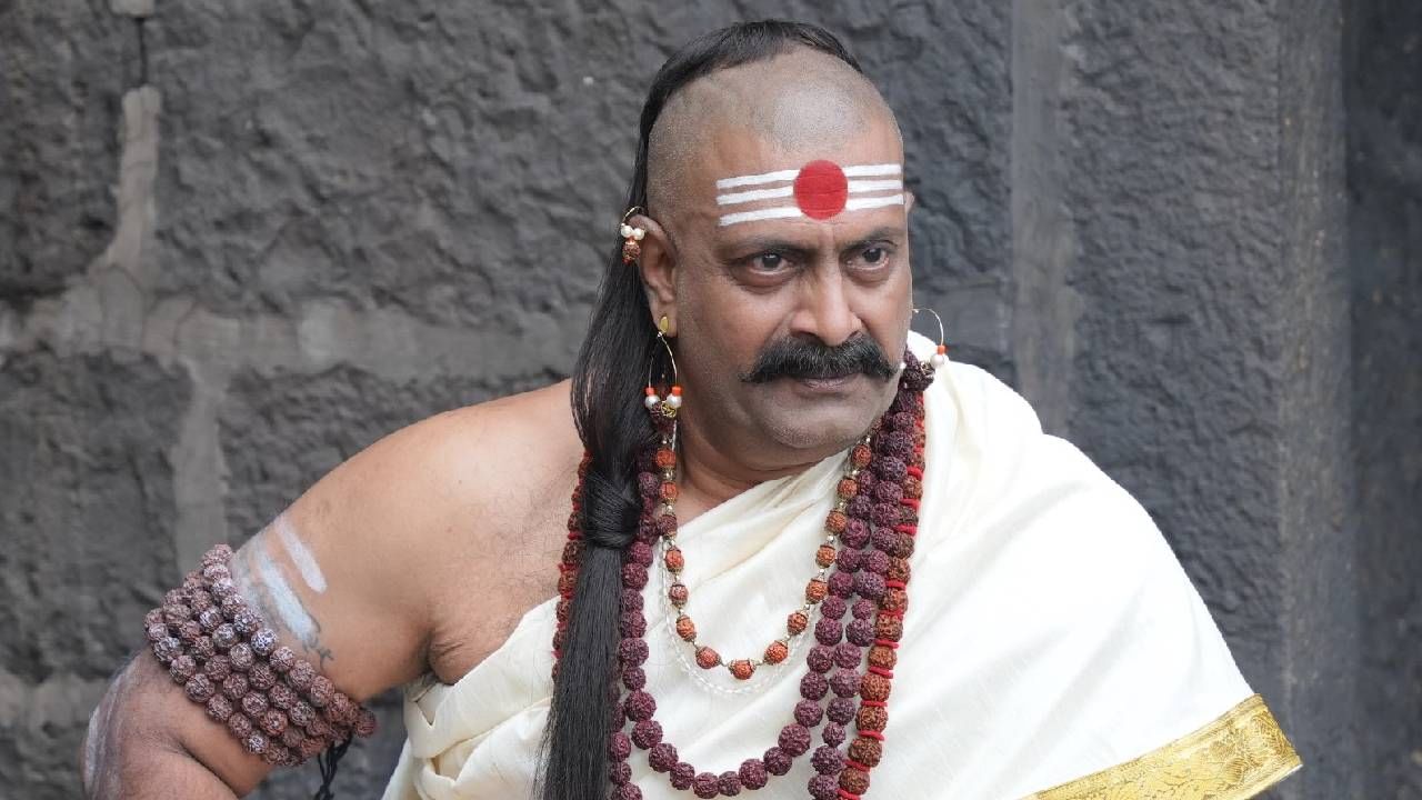 संत तुकोबांचे वाढते प्रस्थ पाहून ज्यांच्या ज्यांच्या पोटात दुखत होते त्यात मंबाजी हे आघाडीवर होते. काही ना काहीतरी कुरापत काढायची आणि संत तुकोबांना छळायचे हे त्यांचे नित्याचेच काम होते. ‘मंबाजी’ यांचा नीचपणा एवढा होता की तुकोबांना गुरुस्थानी मानणाऱ्या बहिणाबाई यांनी त्याचे वर्णन विंचवाची नांगी । तैसा दुर्जन सर्वांगी असे केलेले आहे.
