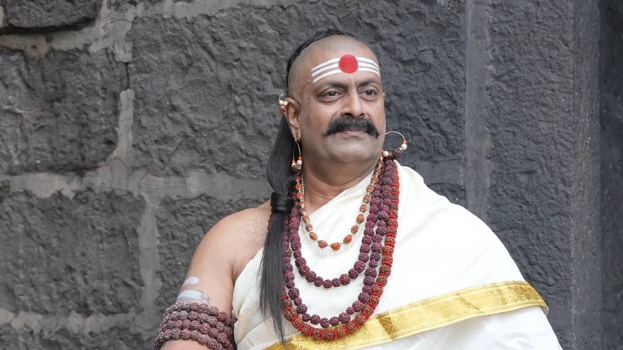 नायकाप्रमाणे क्रूर खलनायकही चित्रपटांत गाजलेत! याआधी सकारात्मक भूमिकेत दिसलेले कलाकार आता नकारात्मक पात्र साकारताना दिसत आहेत. या यादीत आता अभिनेते अजय पूरकर यांचा समावेश झाला आहे. आगामी ‘अभंग तुकाराम’ या चित्रपटात ‘मंबाजी’ या नकारात्मक रूपात आपल्याला ते दिसणार आहेत.