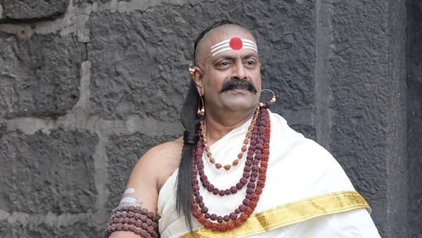 नायकाप्रमाणे क्रूर खलनायकही चित्रपटांत गाजलेत! याआधी सकारात्मक भूमिकेत दिसलेले कलाकार आता नकारात्मक पात्र साकारताना दिसत आहेत. या यादीत आता अभिनेते अजय पूरकर यांचा समावेश झाला आहे. आगामी ‘अभंग तुकाराम’ या चित्रपटात ‘मंबाजी’ या नकारात्मक रूपात आपल्याला ते दिसणार आहेत.