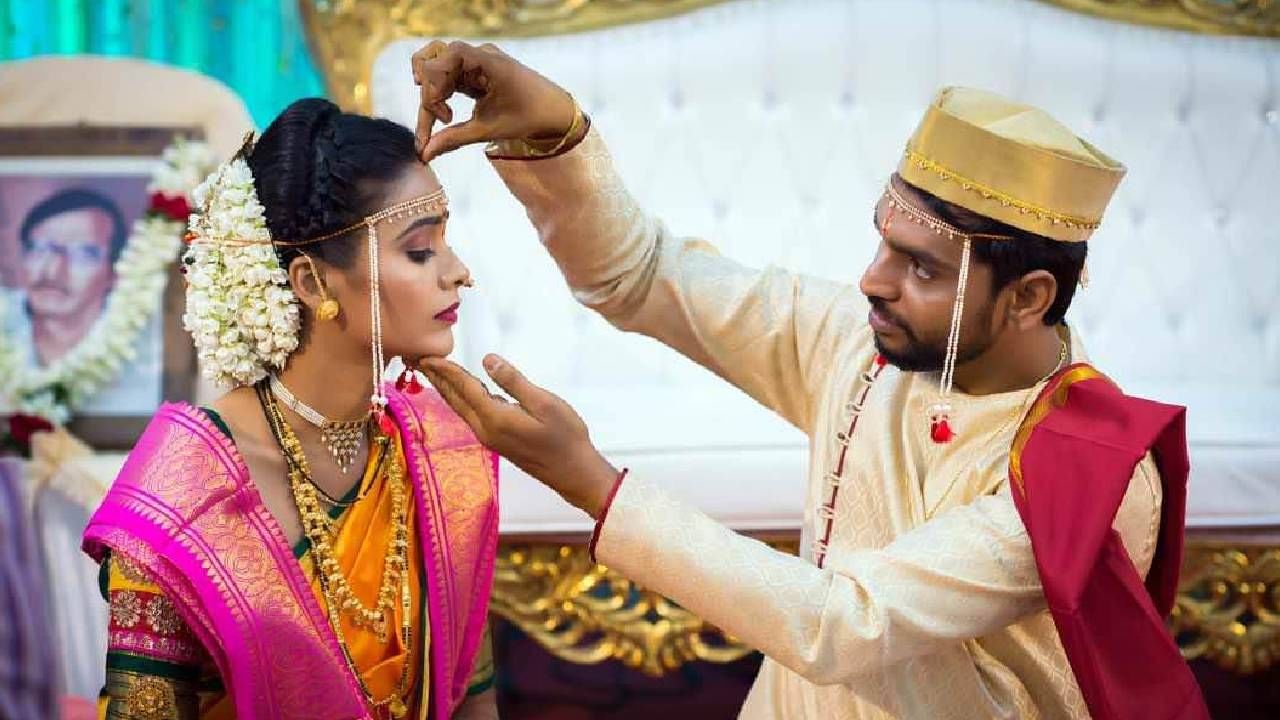 'आई कुठे काय करते' या मालिकेत झळकलेली अभिनेत्री अक्षया गुरव आणि तिचा पती भूषण वाणी घटस्फोट घेत असल्याचं कळतंय. या दोघांनी सोशल मीडियावर एकमेकांना अनफॉलो केलं आहे. इतकंच नव्हे तर त्यांनी लग्नाचे फोटोसुद्धा डिलिट केले आहेत. 
