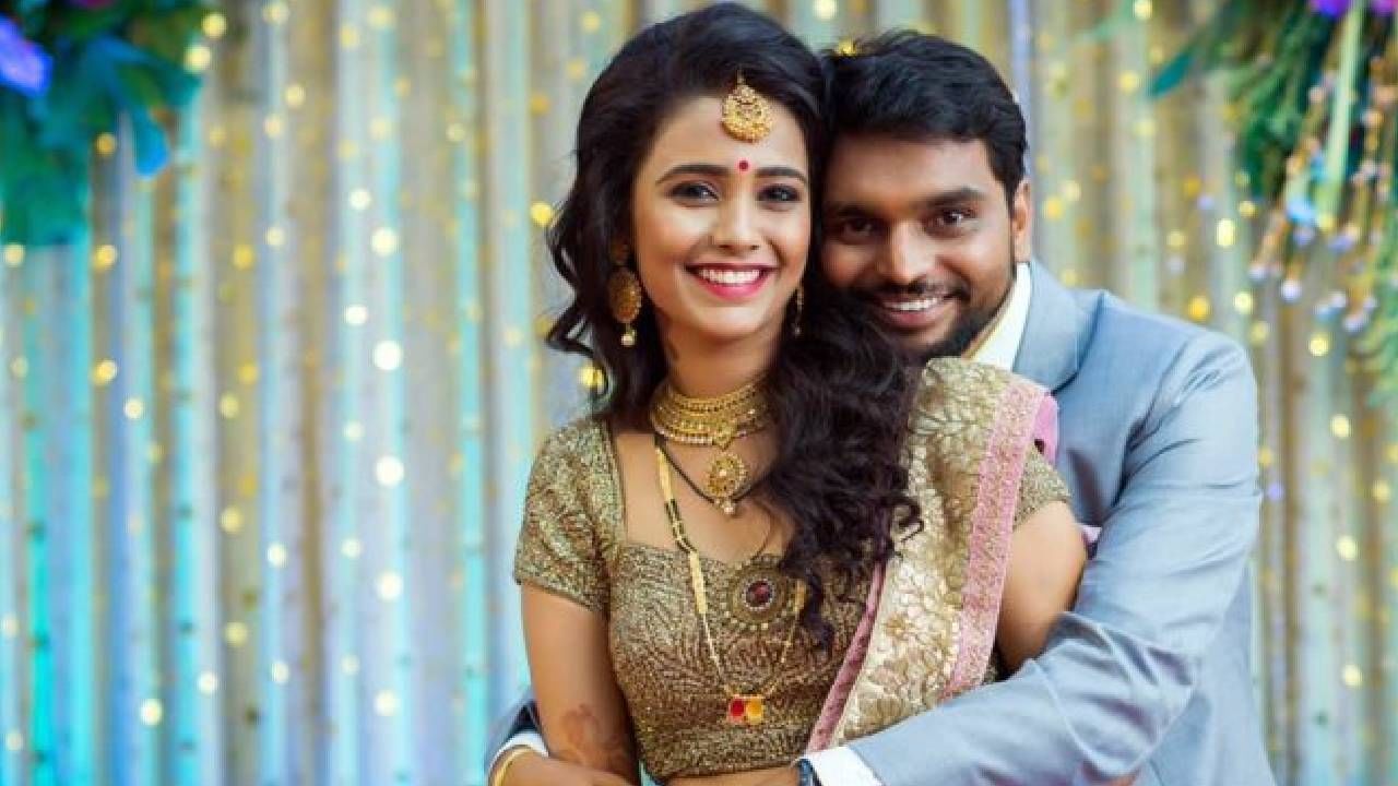 'आई कुठे काय करते' या मालिकेत झळकलेली प्रसिद्ध अभिनेत्री अक्षया गुरवच्या संसारातही काही आलबेल नसल्याचं समजतंय. अक्षयाने आठ वर्षांपूर्वी भूषण वाणीशी लग्न केलं होतं. या दोघांनीही सोशल मीडियावर एकमेकांना अनफॉलो केलं असून लग्नाचे फोटो काढून टाकले आहेत. 
