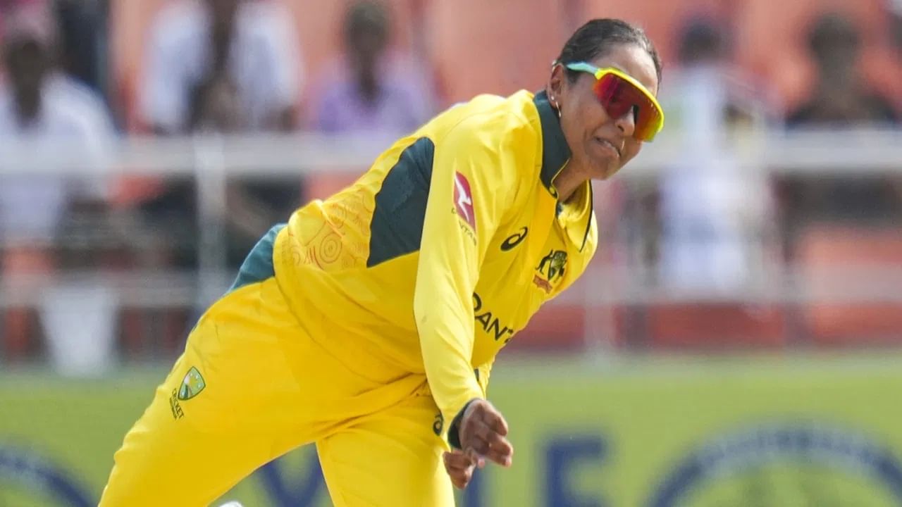 बेथ मूनी आणि अलाना किंग या जोडीने केलेल्या शतकी भागीदारीमुळे ऑस्ट्रेलियाला 50 ओव्हरमध्ये 221 धावांपर्यंत मजल मारता आली. ऑस्ट्रेलियाची 7 आऊट 76 अशी स्थिती झाली होती. मात्र त्यानंतर या जोडीने निर्णायक भागीदारी करत कांगारुंना सावरलं. (Photo Credit : PTI)