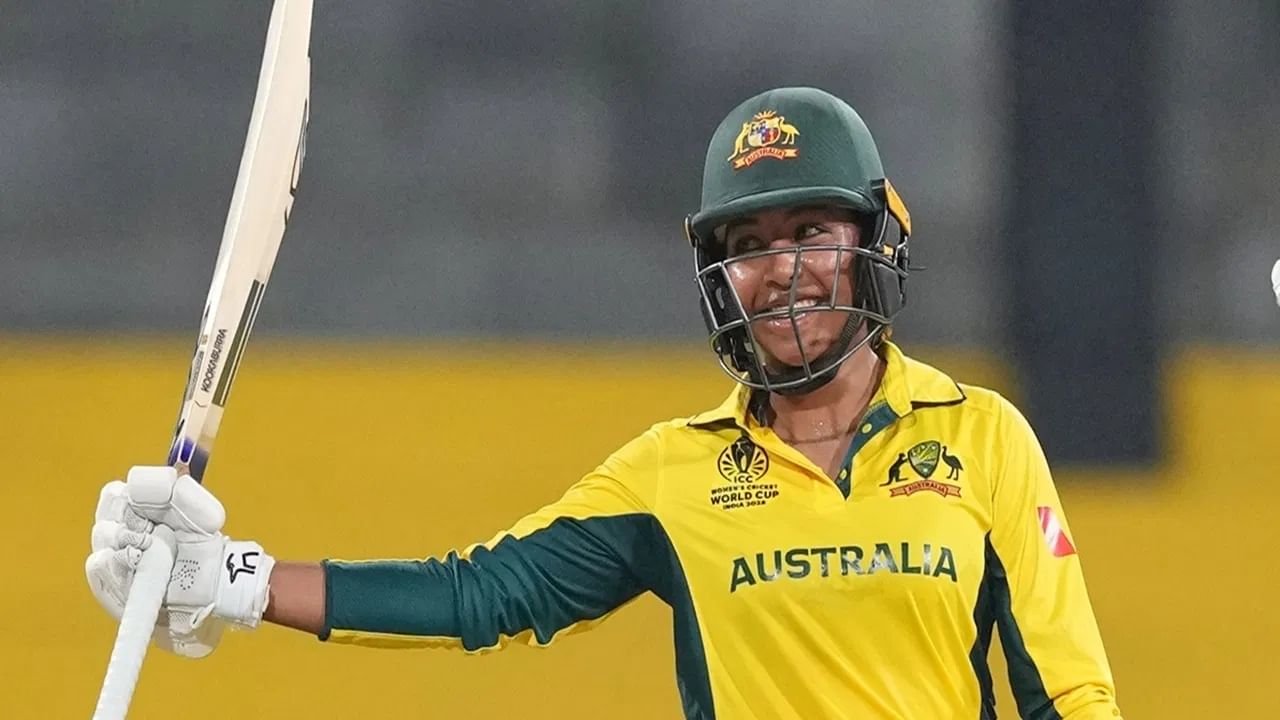 अलान किंगने केलेलं हे अर्धशतक ऐतिहासिक ठरलं. अलाना दहाव्या स्थानी येऊन अर्धशतक करणारी पहिलीवहिली महिला फलंदाज ठरली. अलानाने या अर्धशतकी खेळीत 3 षटकार आणि 3 चौकार लगावले. अलानाने 104.08 च्या स्ट्राईक रेटने या धावा केल्या. (Photo Credit : PTI)