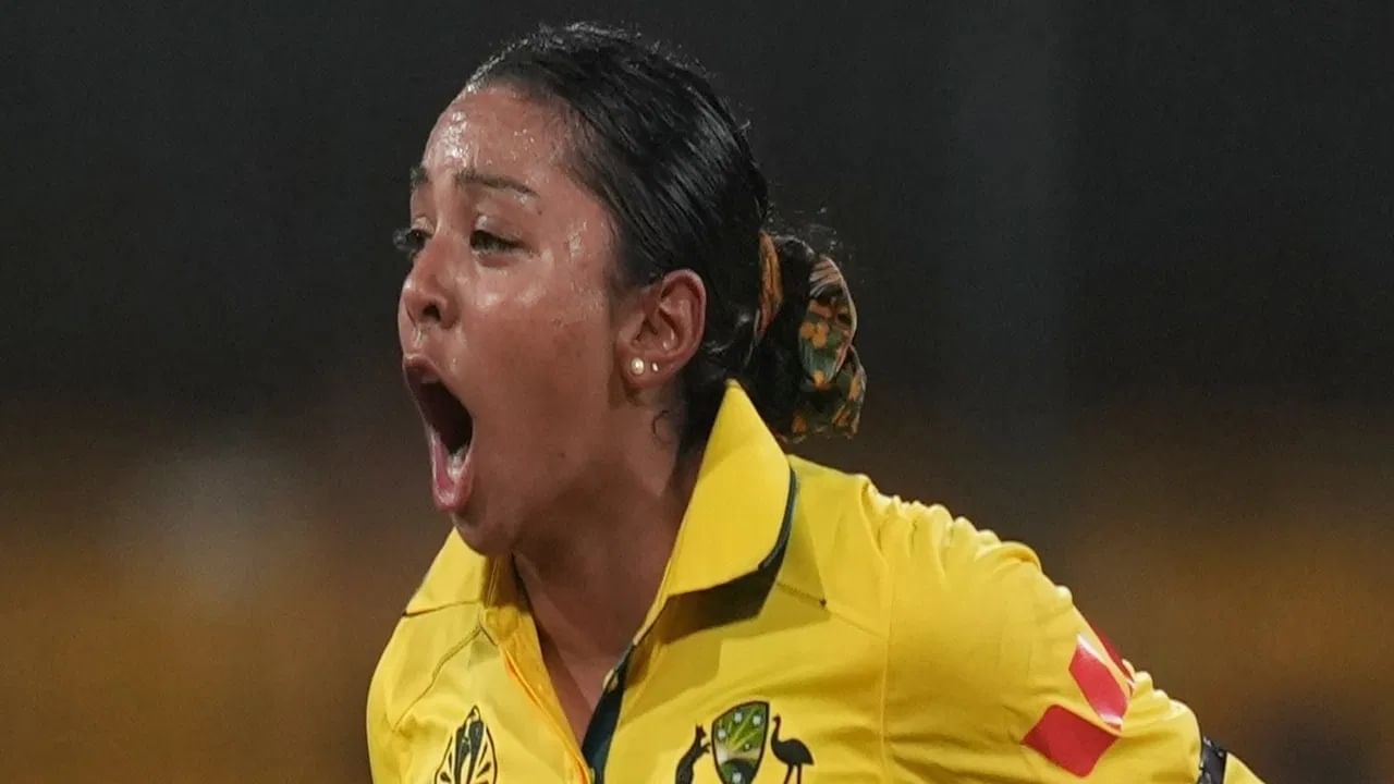 अलानाच्या या अर्धशतकी खेळीमुळे वर्ल्ड रेकॉर्डही ब्रेक झाला. अलाना आणि बेथ मूनी या जोडीने नवव्या विकेटसाठी  106 धावांची भागीदारी केली. यासह महिला क्रिकेटच्या इतिहासात नवव्या विकेटसाठी शतकी भागीदारी करण्याची ही पहिलीच वेळ ठरली. (Photo Credit : PTI)