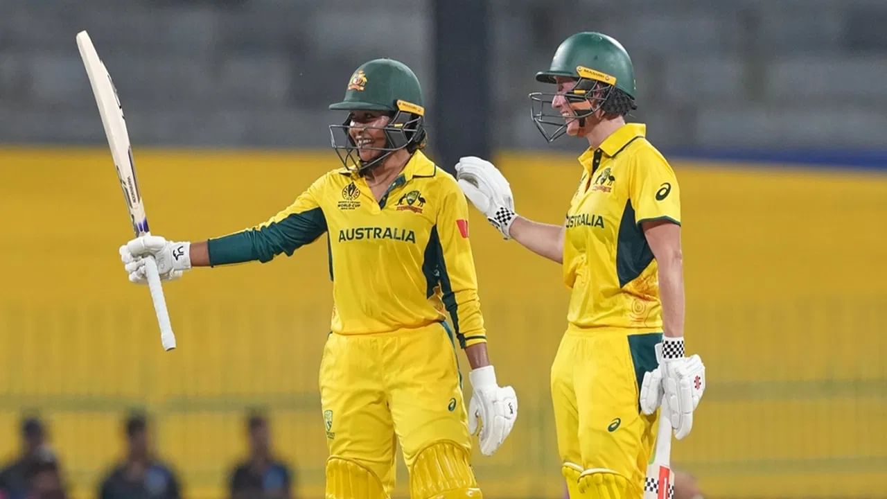 ऑस्ट्रेलियाची लेग स्पिनर अलाना किंग हीने इतिहास घडवला आहे. अलानाने बुधवारी 8 ऑक्टोबरला पाकिस्तान विरुद्धच्या सामन्यात चाबूक अर्धशतक झळकावलं. अलानाने 49 बॉलमध्ये 51 रन्स केल्या. (Photo Credit : PTI)