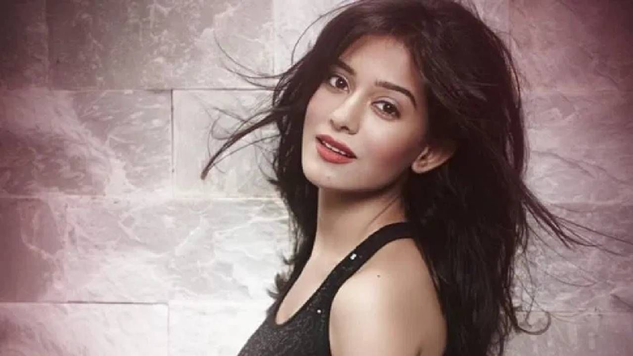 ती पुढे म्हणाली, “मला माहिती आहे की, ते (गुरुजी) खरे आहेत. त्यांना काही गमावण्याची भीती नाही, किंवा काही मिळवण्याची इच्छाही नाही. त्यांनी मला फक्त सत्य सांगितले. त्यांच्या बोलण्यानंतर मला वाटले की, कदाचित माझ्यावर काळा जादू झाली असावी. याआधी मी फक्त इतर अभिनेत्रींकडून ऐकले होते की, इंडस्ट्रीत काळी जादू होते.” अमृताने सांगितले की, तिला काळी जादू जाणवली नव्हती, पण कदाचित काही नकारात्मक गोष्टी तिच्यासोबत घडल्या होत्या.