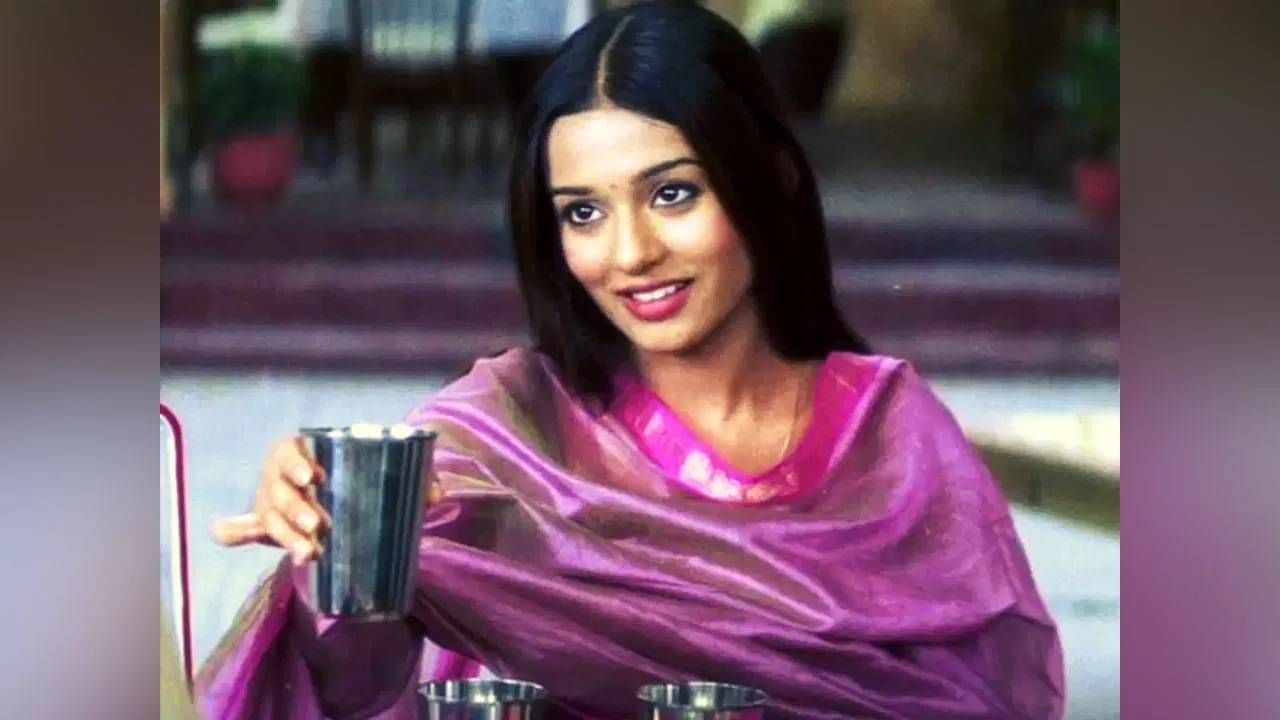 रणवीर इलाहाबादियाने त्याच्या पॉडकास्टमध्ये अमृताला बोलावले होते. त्यावेळी त्याने काळ्या जादूसंदर्भात अमृताला प्रश्न विचारला. त्यावर अमृताने उत्तर दिले की, तो असा प्रश्न का विचारतो? तेव्हा रणवीरने सांगितले की, साधी आणि स्वच्छ मनाची माणसे डार्क साइडपासून प्रभावित होतात. 