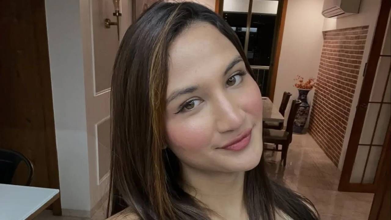 अनया बांगर महिला क्रिकेट संघाला प्रोत्साहन देण्यासाठी उपांत्य फेरी आणि अंतिम फेरीतही उपस्थित राहण्याची शक्यता आहे. दरम्यान, 2024 च्या महिला टी20 विश्वचषक पात्रता स्पर्धेत डॅनिएल मॅकगीचं नाव चर्चेत आलं होतं. लिंग बदल केल्यानंतर तिने कॅनडासाठी सहा सामने खेळले होते. पण त्यानंतर आयसीसीने नियमात बदल केले. (Photo- Instagram)