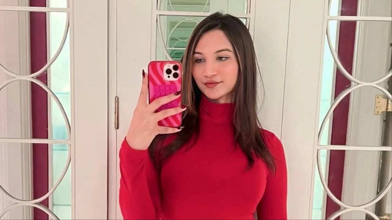 लिंग बदलल्यानंतर अनाया बांगर पहिल्यांदाच भारतीय महिला संघाचा सामना पाहण्यासाठी मैदानात गेली होती. यापूर्वी आर्यन बांगर म्हणून तिची एक क्रिकेटपटू म्हणून ओळख होती. अंडर 19 पातळीवर अनायाने सरफराज खान आणि यशस्वी जयस्वालसोबत क्रिकेट खेळलं आहे. (Photo- Instagram) 