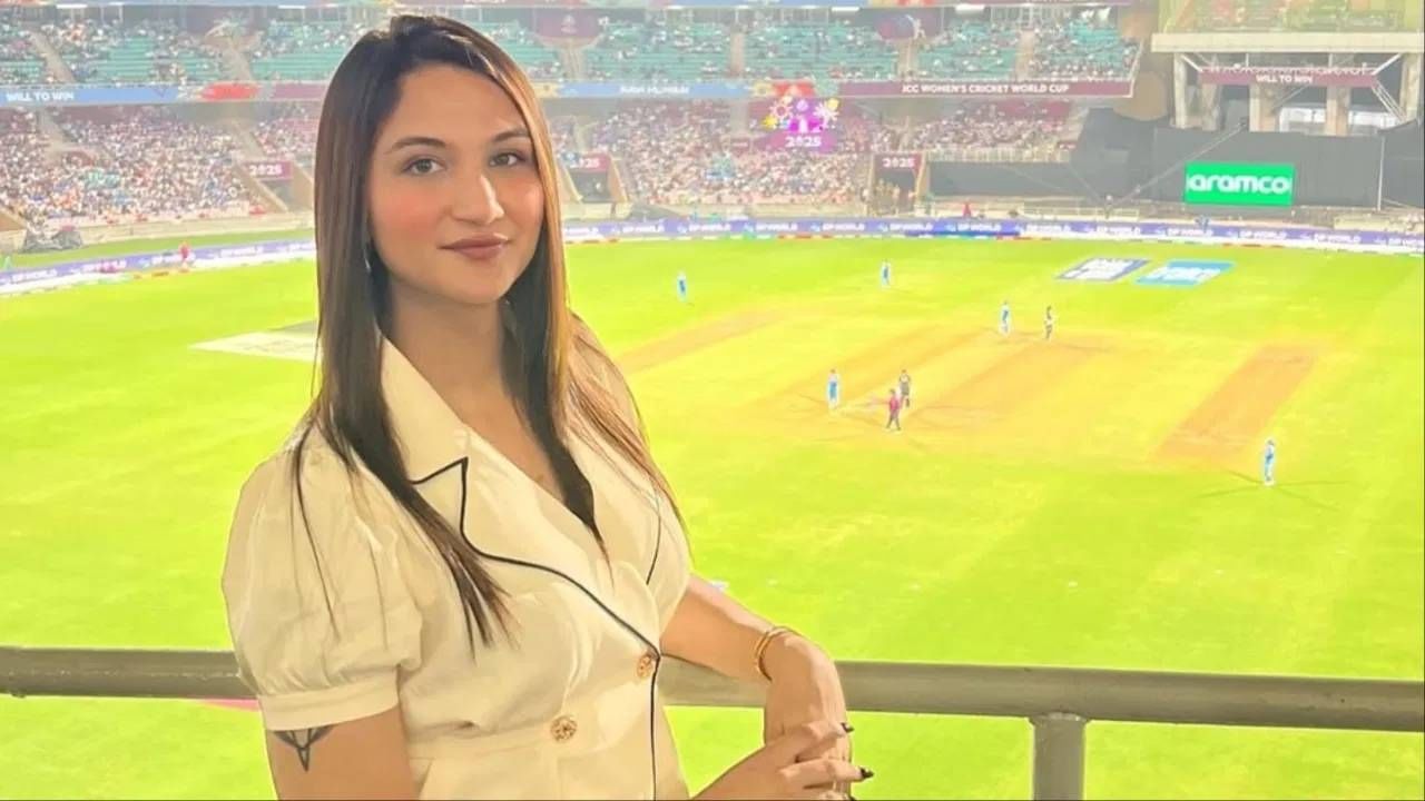 भारत न्यूझीलंड सामना नवी मुंबईच्या डीवाय पाटील स्टेडियममध्ये पार पडला. हा सामना पाहण्यासाठी अनाया बांगर स्टेडियममध्ये गेली होती. यावेळी तिने भारतीय महिला संघाला प्रोत्साहन दिलं. (Photo- Instagram)