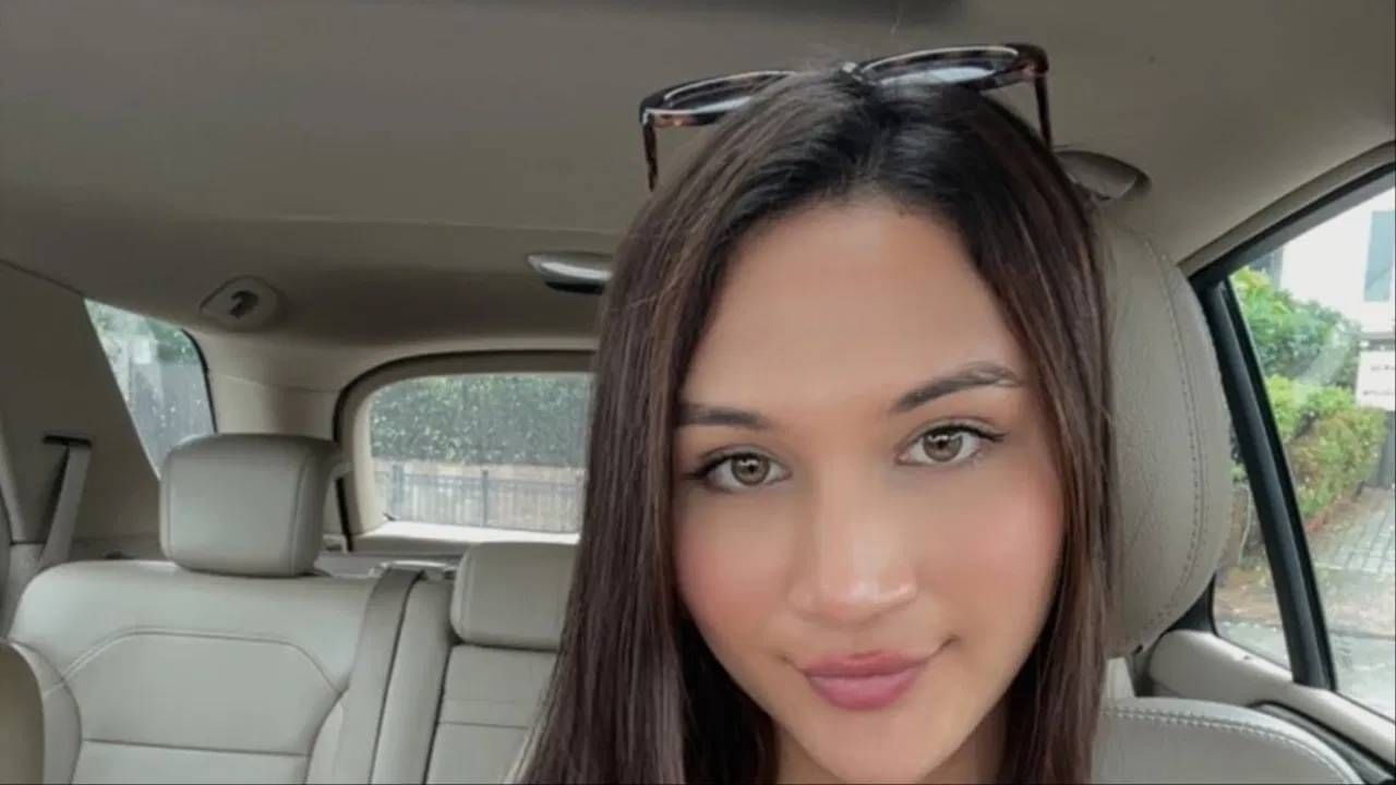 वुमन्स वनडे वर्ल्डकप 2025 स्पर्धेच्या उपांत्य फेरीत भारताने धडक मारली आहे. जेतेपदापासून टीम इंडिया दोन पावलं दूर आहे. उपांत्य फेरीत धडक मारण्यासाठी न्यूझीलंडविरुद्धचा सामना खूपच महत्त्वाचा होता. या सामन्यात भारताने जबरदस्त कामगिरी करत त्यांना लोळवलं. या सामन्यावेळी अनाया बांगर मैदानात उपस्थित होती. (Photo- Instagram)