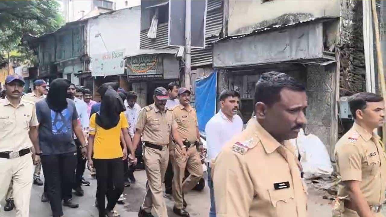 पुण्यातील आयुष कोमकर या प्रकरणी पोलिसांनी जोरदार कारवाई केली आहे. या प्रकरणातील मुख्य आरोपी आणि आंदेकर टोळीचा म्होरक्या बंडू आंदेकरला पोलिसांनी बेड्या घातल्या आहेत. आता आंदेकर टोळीला पाठिंबा देत रिल्स अपलोड करणाऱ्यांना पोलिसांनी चांगलाच इंगा दाखवला आहे.