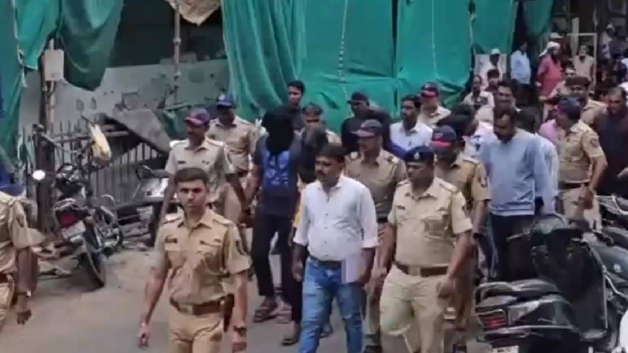 पोलिसांनी आरोपींविरोधात गुन्हा दाखल केला असून त्यांची धिंड काढली आहे. 