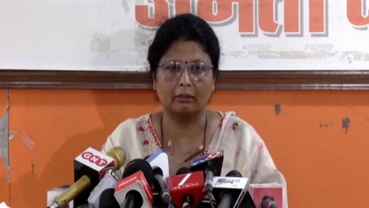 फलटण डॉक्टर महिला प्रकरण: सुषमा अंधारेंचा पोलीसांवर गंभीर आरोप, महिला आयोगाला खडा सवाल; म्हणाल्या, CDR... फलटण डॉक्टर महिला प्रकरण: सुषमा अंधारेंचा पोलीसांवर गंभीर आरोप, महिला आयोगाला खडा सवाल; म्हणाल्या, CDR...