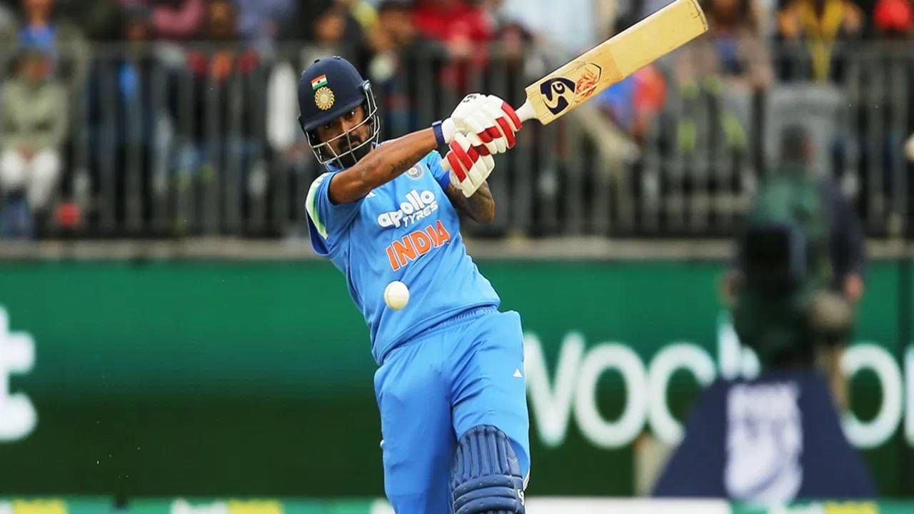 अर्शदीप सिंग मेलबर्नमध्ये प्लेइंग 11 मध्ये असेल की नाही याबाबत नाणेफेकीचा कौल झाल्यानंतरच कळेल. पण केएल राहुलने त्याच्याबाबत एक मनोरंजक खुलासा केला आहे. अर्शदीप सिंगला गप्प करण्यासाठी विनवणी करावी लागते असा खुलासा केएल राहुलने केला. (Photo- PTI)