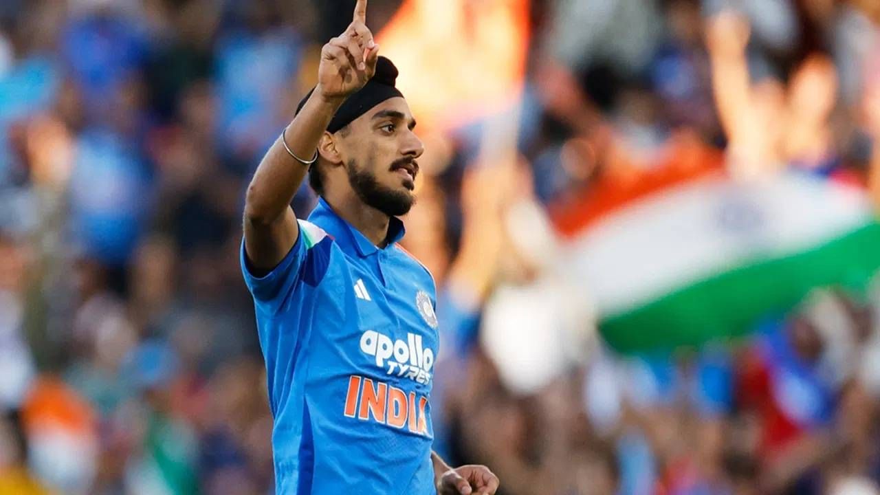 भारत आणि ऑस्ट्रेलिया यांच्यात सुरु असलेल्या टी20 मालिकेतील पहिला सामना पावसामुळे रद्द झाला. पण या सामन्यात अर्शदीप सिंगला काही संधी मिळाली नाही. त्याच्या जागी संघात हार्षित राणाला प्राधान्य देण्यात आलं. आता दुसऱ्या टी20 सामन्यातही तसंच चित्र असण्याची शक्यता आहे. (Photo- PTI)