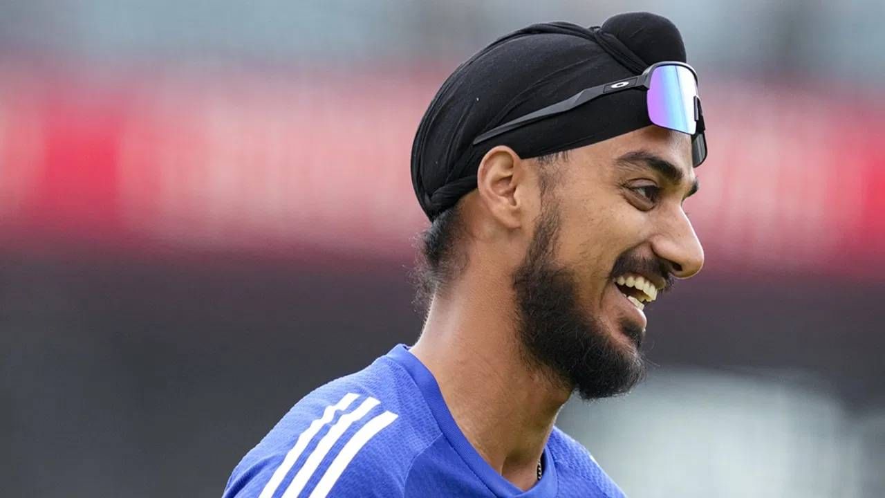 अर्शदीप सिंगचा स्वभाव कसा आहे हे सोशल मीडियावरून लक्षात येतं. आशिया कप स्पर्धेदरम्यान त्याचे काही व्हिडीओ सोशल मीडियावर व्हायरल झाले आहे. इतकंच काय तर अर्शदीप सोशल मीडियावरही सक्रिय असतो. त्यामुळे अर्शदीप ड्रेसिंग रूममध्ये काय उच्छाद मांडत असेल याचा अंदाज क्रीडाप्रेमी बांधत आहेत. (Photo- PTI) 