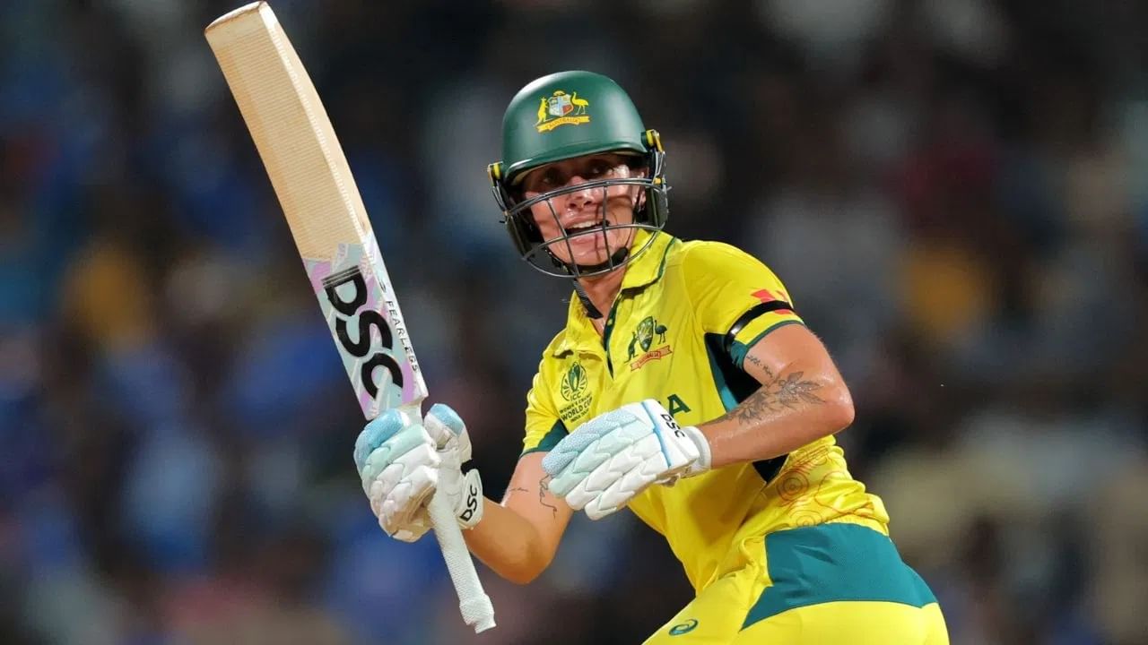 ऑलराउंडर एश्ले गार्डनर हीने टीम इंडिया विरुद्ध 63 धावा केल्या. गार्डनरने यासह या स्पर्धेतील 5 डावात एकूण 328 धावा केल्या. गार्डनर यासह वर्ल्ड कप स्पर्धेत सहाव्या किंवा त्यानंतर खालील स्थानी येऊन 300 पेक्षा अधिक धावा करणारी पहिला महिला फलंदाज ठरली.   (Photo Credit: Getty Images)