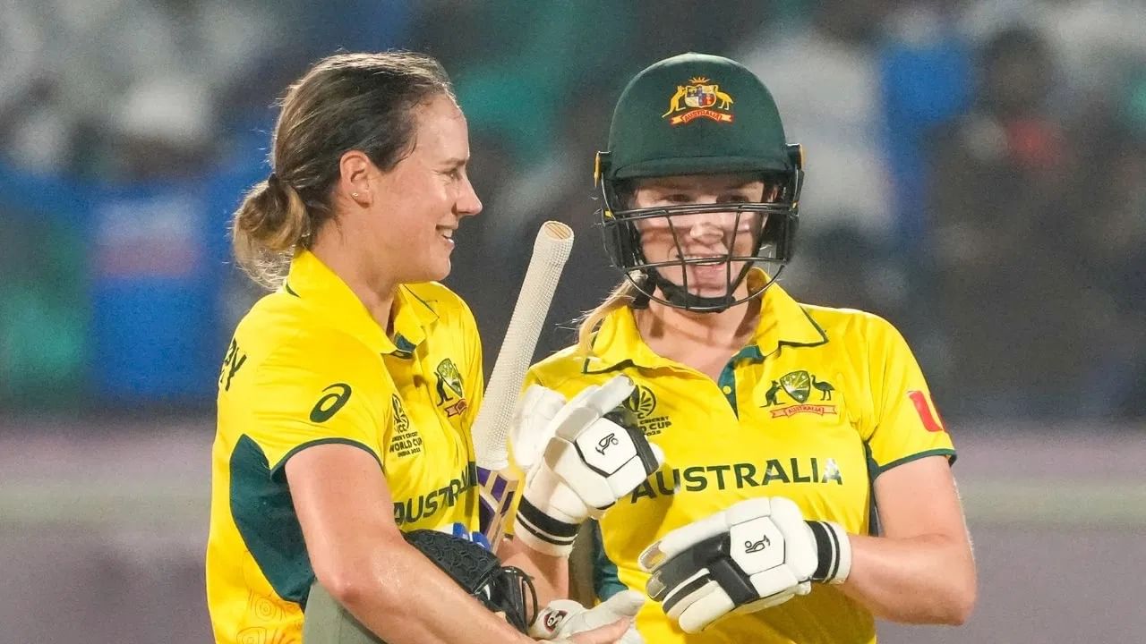 ऑस्ट्रेलियाने 331 धावांचं आव्हान हे 7 बॉलआधी पूर्ण केलं. ऑस्ट्रेलियाने यासह विजयी हॅटट्रिक पूर्ण केली. तसेच कांगारुंनी पॉइंट्स टेबलमध्ये पुन्हा एकदा पहिल्या स्थानी झेप घेतली. (Photo Credit: PTI)