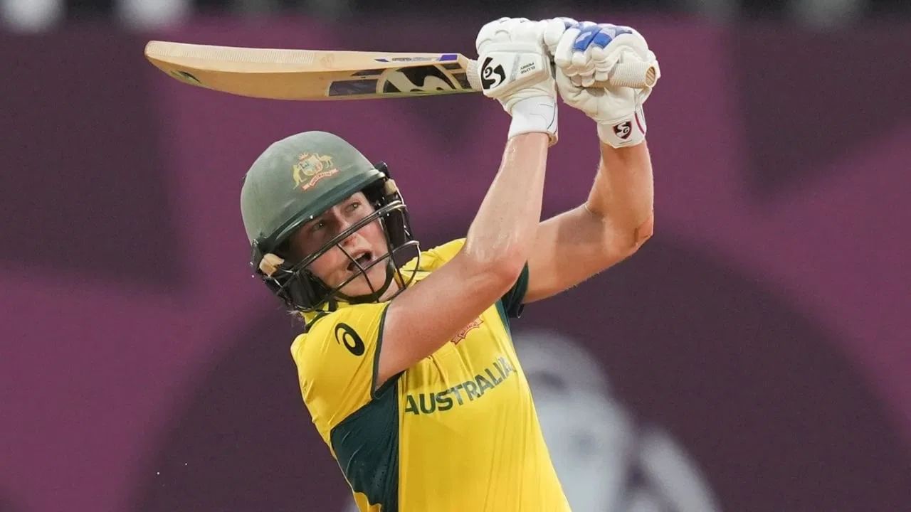 ऑस्ट्रेलियाच्या फलंदाजांनी या सामन्यात एकूण 9 षटकार लगावले. ऑस्ट्रेलिया यासह वर्ल्ड कप स्पर्धेतील नॉक आऊट मॅचेसमध्ये सर्वाधिक सिक्स लगावणारी टीम ठरली.  (Photo Credit : PTI)  