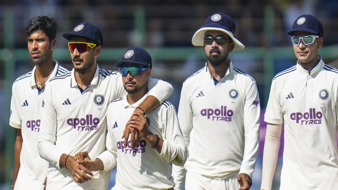 टीम इंडिया विरुद्ध दक्षिण आफ्रिका यांच्यातील दुसरा कसोटी सामना हा 22 नोव्हेंबरपासून गुवाहाटीत होणार आहे. त्यानंतर उभयसंघात 3 एकदिवसीय आणि 5 टी 20i सामन्यांच्या मालिकेचा थरार रंगणार आहे. (Photo Credit : PTI)