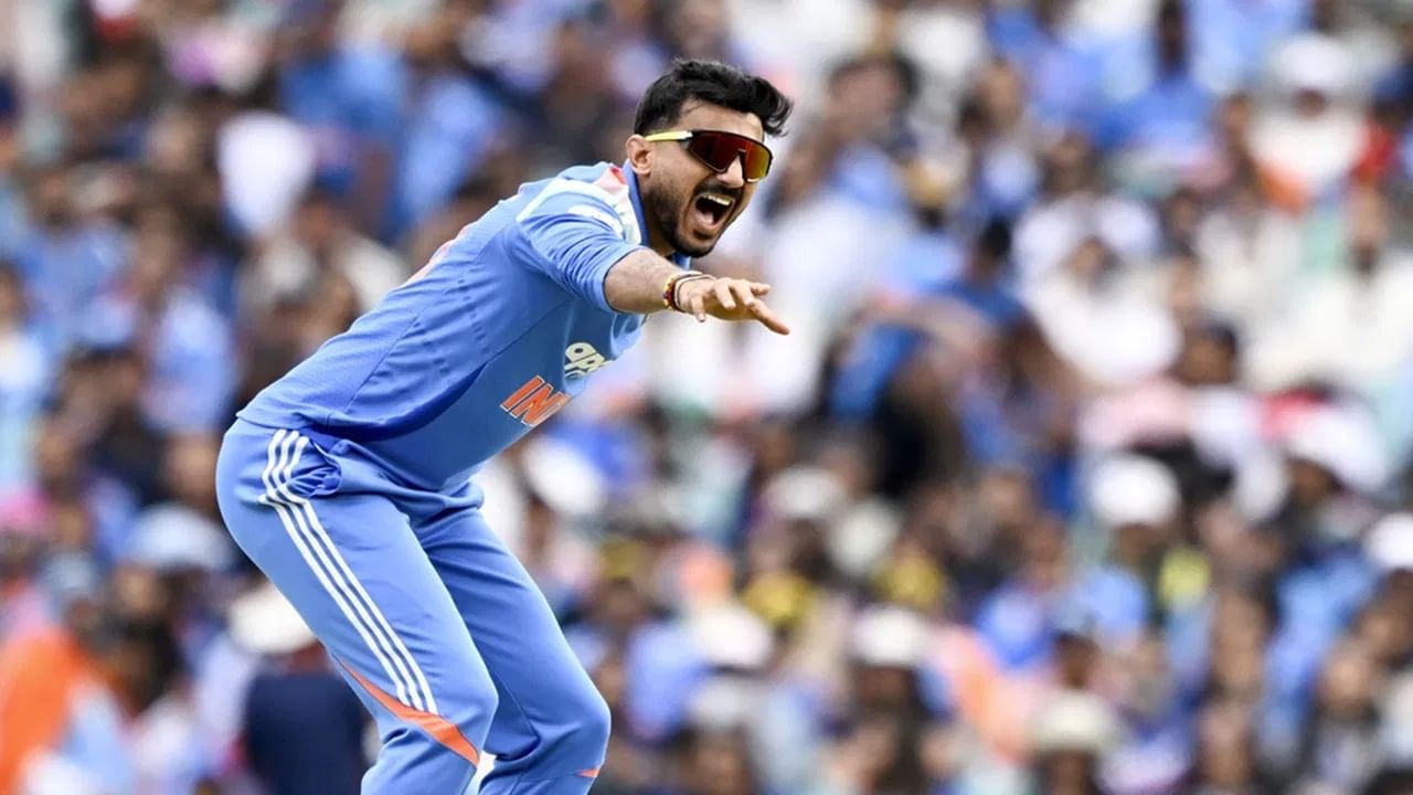 टीम इंडियाचा अनुभवी ऑलराउंडर अक्षर पटेल याने आपल्या फिरकीने कांगारुंना चांगलंच रडवलं आहे. अक्षरने ऑस्ट्रेलिया विरूद्धच्या 9 टी 20i सामन्यांमध्ये 6.30 च्या इकॉनमी रेटने 15 विकेट्स घेतल्या आहेत. (Photo Credit: PTI) 