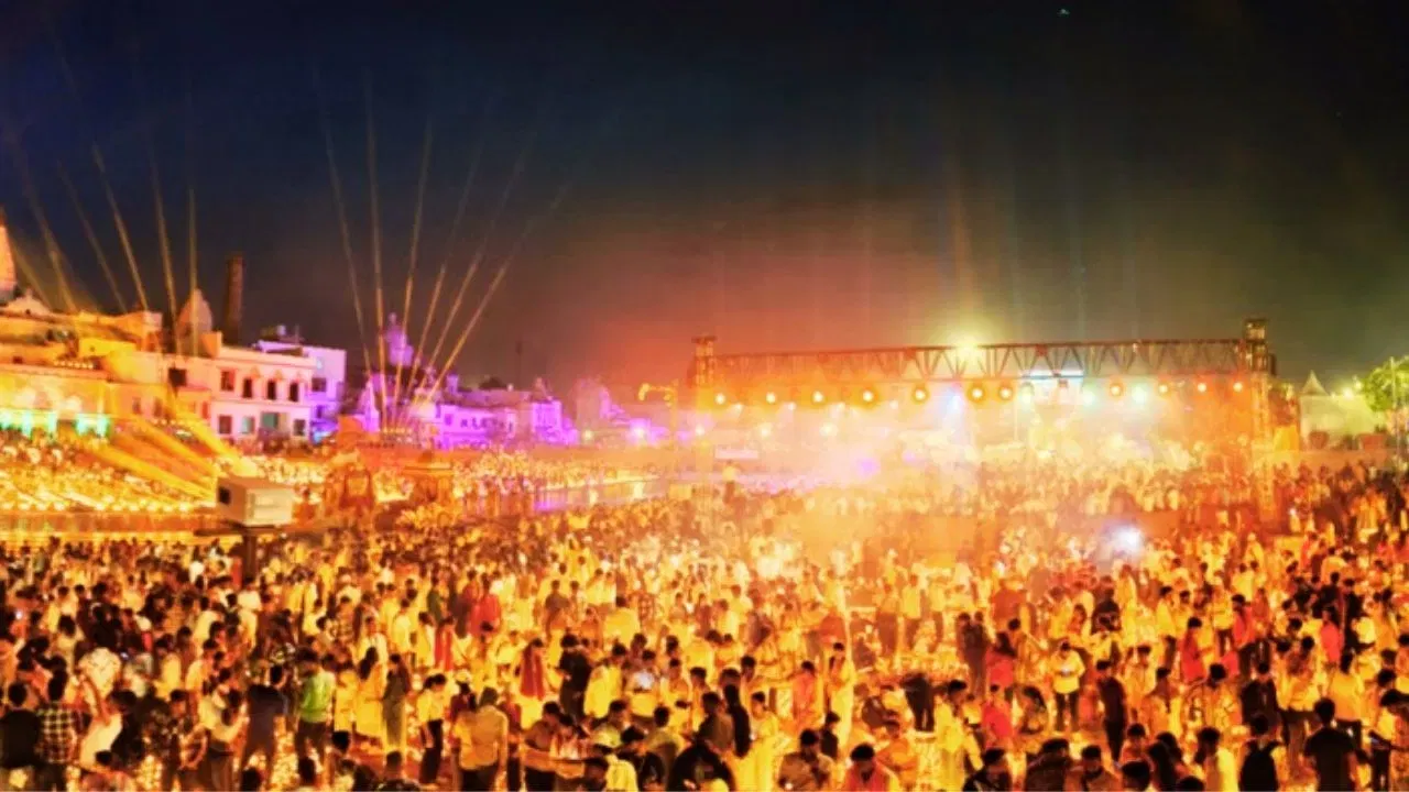 शरयू काठावर नागरिकांना हा दीपोत्सव आणि लाईट शो पाहण्यासाठी गर्दी केली होती. यावेळी मुख्यमंत्री योगी आदित्यनाथ आणि इतर मान्यवरही उपस्थित होते. 