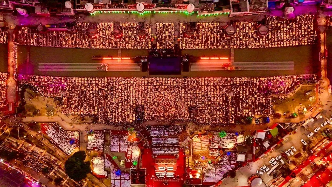 उत्तर प्रदेशचे मुख्यमंत्री योगी आदित्यनाथ दीपोत्सवासाठी अयोध्येत आले होते. मुख्यमंत्री योगी यांनी पुष्पक विमानासारख्या हेलिकॉप्टरमधून रामकथा पार्क हेलिपॅडवर राम, लक्ष्मण, सीता आणि हनुमानाच्या प्रतिमांचे स्वागत केले.