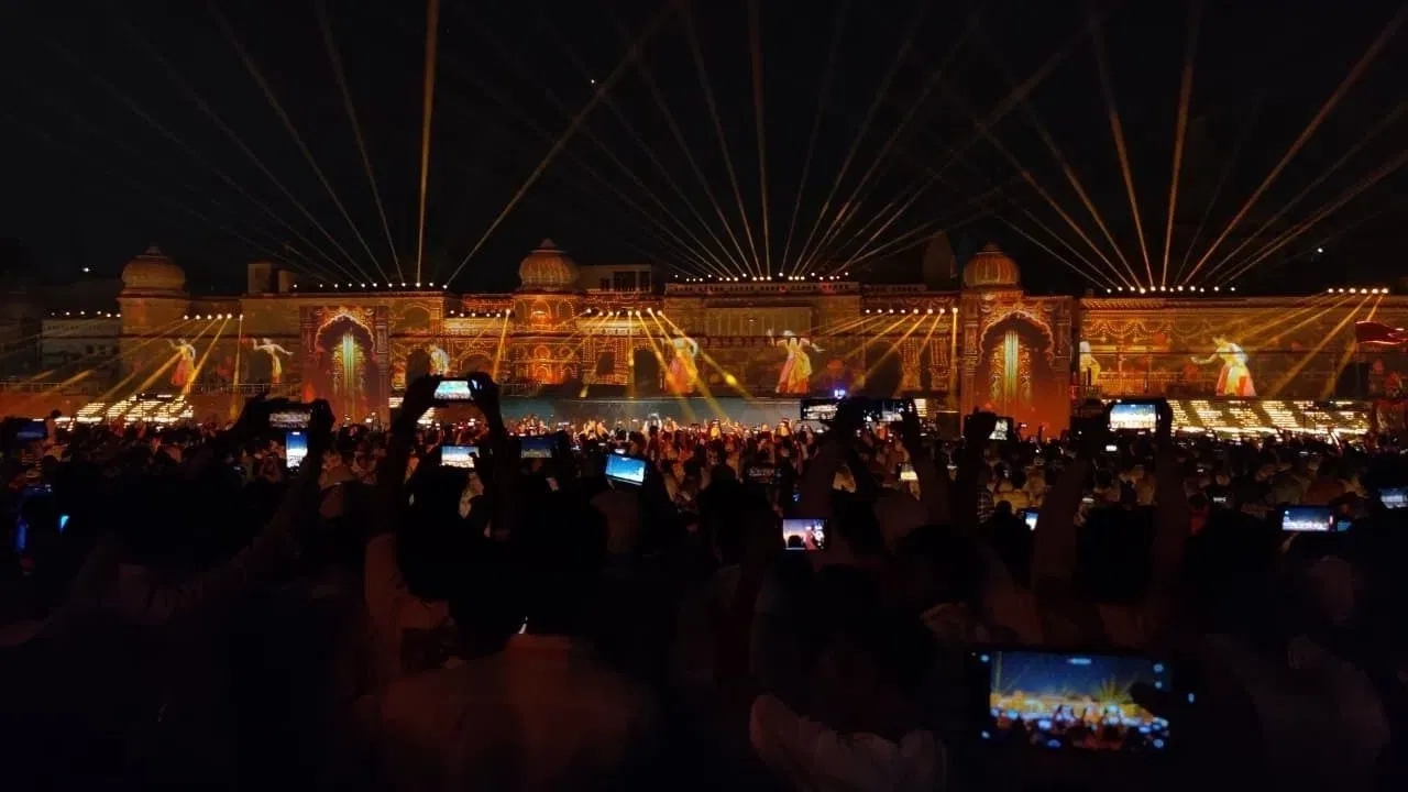 या खास दीपोत्सवाच्या कार्यक्रमात शरयू नदीच्या काठावर राम की पैडी येथे लेसर आणि लाईट शो आयोजित करण्यात आला होता. दिवे आणि रंगीबेरंगी लाईट शो ने शरयू काठावर वेगळीच ऊर्जा संचारली होती. 