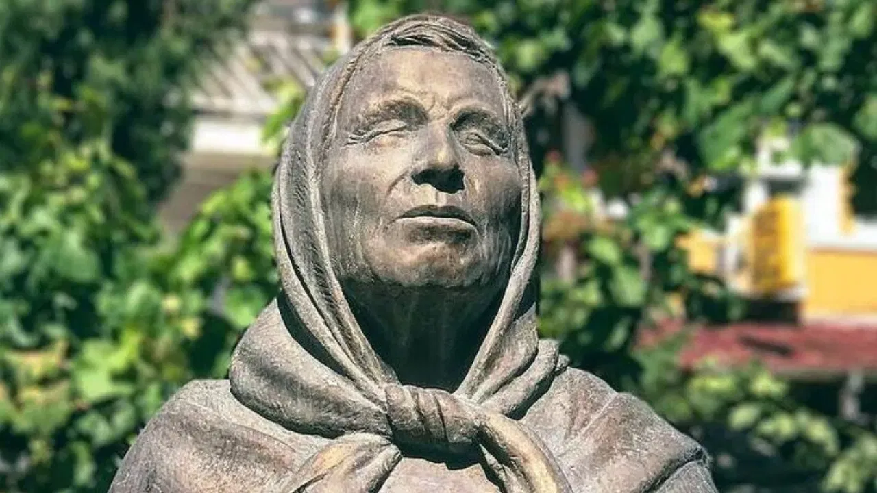 भारताबाबत बोलायचे झाले तर, बाबा वेंगा यांनी अतिवृष्टी, पूर, भूस्खलन आणि तापमानवाढीच्या संकटांचा अंदाज वर्तवला आहे. त्यांच्या मते, देशातील अनेक शहरांना पाणीटंचाईचा सामना करावा लागेल, ज्याचा भारतीय राजकारणावर मोठा परिणाम होईल.