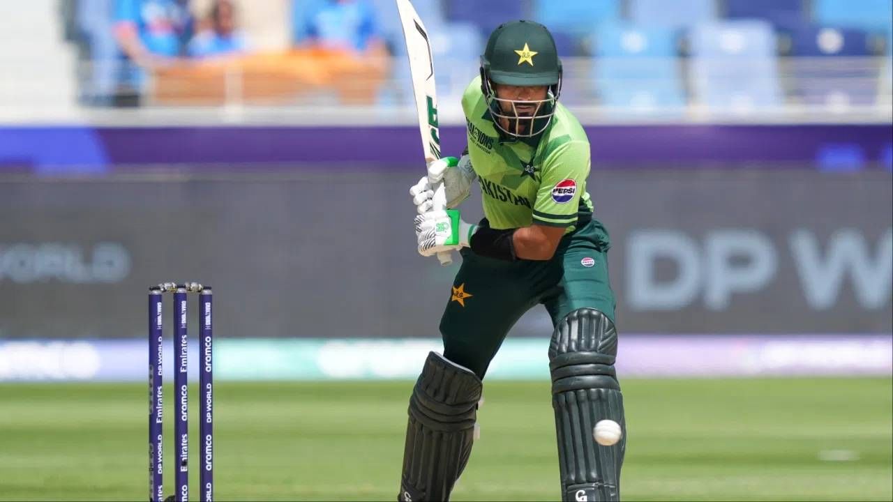 मेन्स क्रिकेटमध्ये वनडे क्रिकेटमध्ये कमी डावात 5000 धावा करण्याचा विक्रम बाबर आझमच्या नावावर आहे. त्याने 97 डावात ही कामगिरी केली होती. बाबर आझमने 5 मे 2023 रोजी न्यूझीलंडविरुद्ध खेळताना चौथ्या वनडे सामन्यात या विक्रमला गवसणी घातली होती. (फोटो- PTI)