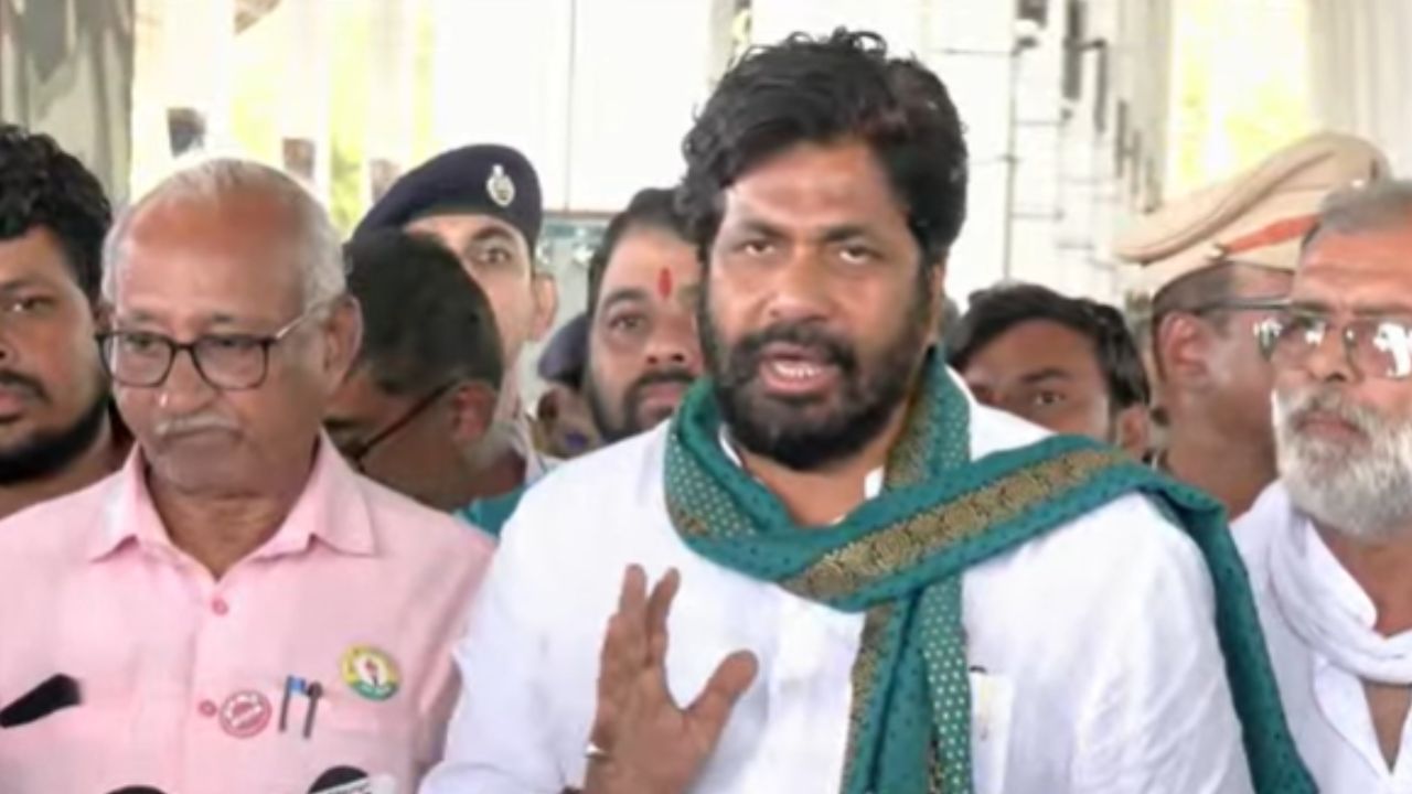 काही कट कारस्थान झालं तर आम्ही..., बच्चू कडू यांचा शेतकरी कर्जमाफीवरून पुन्हा सरकारला इशारा काही कट कारस्थान झालं तर आम्ही..., बच्चू कडू यांचा शेतकरी कर्जमाफीवरून पुन्हा सरकारला इशारा