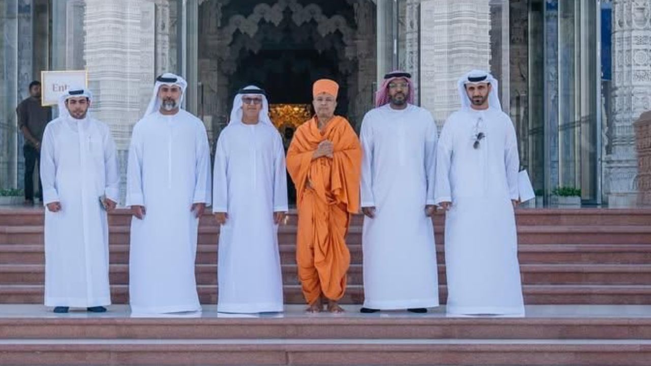 आंतरधार्मिक सलोखा आणि सांस्कृतिक वारसा जपण्यासाठी UAE सतत प्रयत्न करत आहे. याचाच एक भाग म्हणून UAE च्या सामुदायिक विकास विभागाचे अध्यक्ष डॉ. मुगीर खामिस अल खैली यांनी वरिष्ठ अधिकाऱ्यांच्या शिष्टमंडळासह अबुधाबी येथील प्रतिष्ठित BAPS हिंदू मंदिराला भेट दिली.