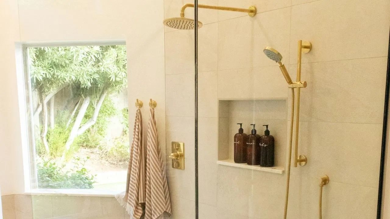 घरात बाथरूम बांधण्यासाठी सर्वात योग्य दिशा पूर्व आहे. बाथरूम पश्चिम किंवा नैऋत्य कोपऱ्यात देखील बांधता येते. जर घराचे मुख्य प्रवेशद्वार पश्चिमेकडे असेल तर बाथरूम नैऋत्य कोपऱ्यात बांधावे.