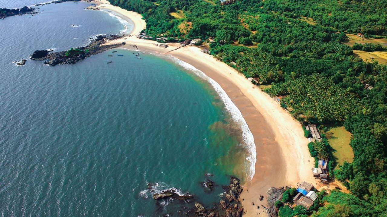 गोकर्ण (कर्नाटक): गोकर्ण हे गोव्यापेक्षा शांत असणारे एक सुंदर ठिकाण आहे. ओम बीच, हाफ मून बीच आणि पॅराडाईज बीच हे येथील प्रसिद्ध समुद्रकिनारे आहेत. येथे तुम्ही शांत समुद्रकिनाऱ्यांचा, हिप्पी वाइबचा आणि ट्रेकिंग ट्रेल्सचा आनंद घेऊ शकता.