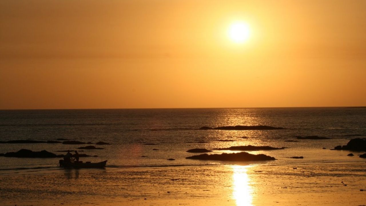 वेलंकन्नी (तामिळनाडू): धार्मिक स्थळे आणि शांत समुद्र ही वेलंकन्नीची वैशिष्ट्ये आहेत. जर तुम्हाला समुद्रकिनाऱ्यावर चर्च आणि इतर आध्यात्मिक ठिकाणे  पहायची असतील तुमच्यासाठी वेलंकन्नी हा चांगला पर्याय आहे.  