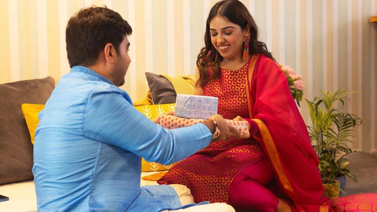 सख्खे भावंड नसतानाही जवळच्या नातेसंबंधातील व्यक्तीला भाऊ किंवा बहीण मानून हा सण साजरा करणे यामुळे भारतीय संस्कृतीतील नात्यांचा गोडवा पाहायला मिळतो.