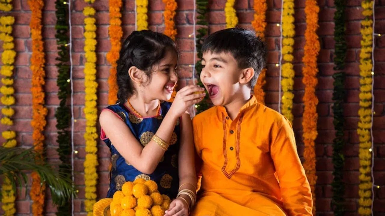 भाऊबीजेच्या दिवशी बहीण आपल्या वडील, काका, मामा, किंवा चुलत भाऊ यांसारख्या कोणत्याही जवळच्या पुरुष नातेवाईकाला ओवाळू शकते.