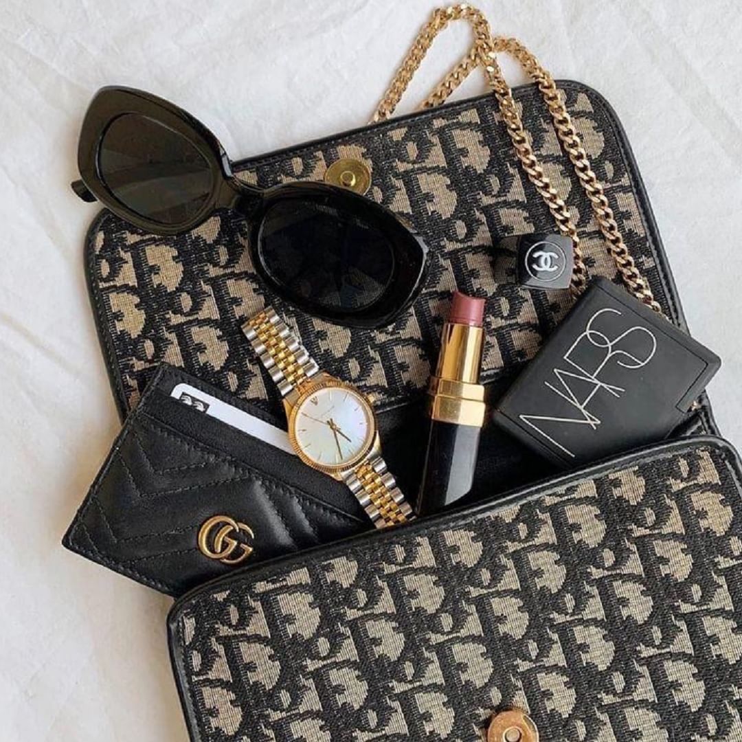  तिजोरीत किंवा पर्समध्ये काळे कापड देखील ठेवू नये; त्यामुळे नकारात्मक उर्जेचा प्रवाह वाढतो आणि पैशाच्या आवकावर अशुभ परिणाम होतो.