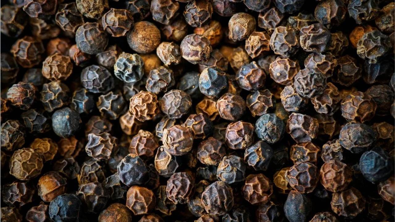  विशेष म्हणजे वजन कमी करण्यासाठीही काळी मिरी अत्यंत फायदेशीर आहेत. यामुळे वजन झटपट कमी होण्यास मदत होते. 