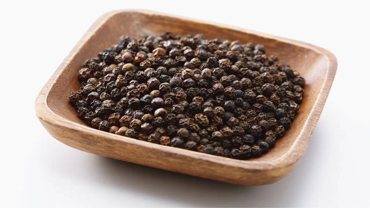 दररोज दोन काळी मिरीचे दाणे खाल्ल्याने पचनसंस्था सुधारते. यामुळे ज्यांना पचनाचा त्रास आहे, अशांनी आपल्या आहारात याचा समावेश करावा. 