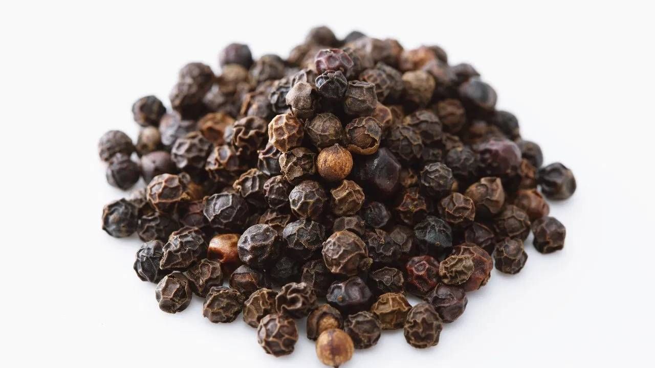 काळी मिरी हा स्वयंपाकघरातील एक सामान्य मसाला आहे. जेवणात काळी मिरीचा समावेश केल्याने जेवण चवदार बनते शिवाय ते आपल्या आरोग्यासाठीही फायदेशीर आहे. 