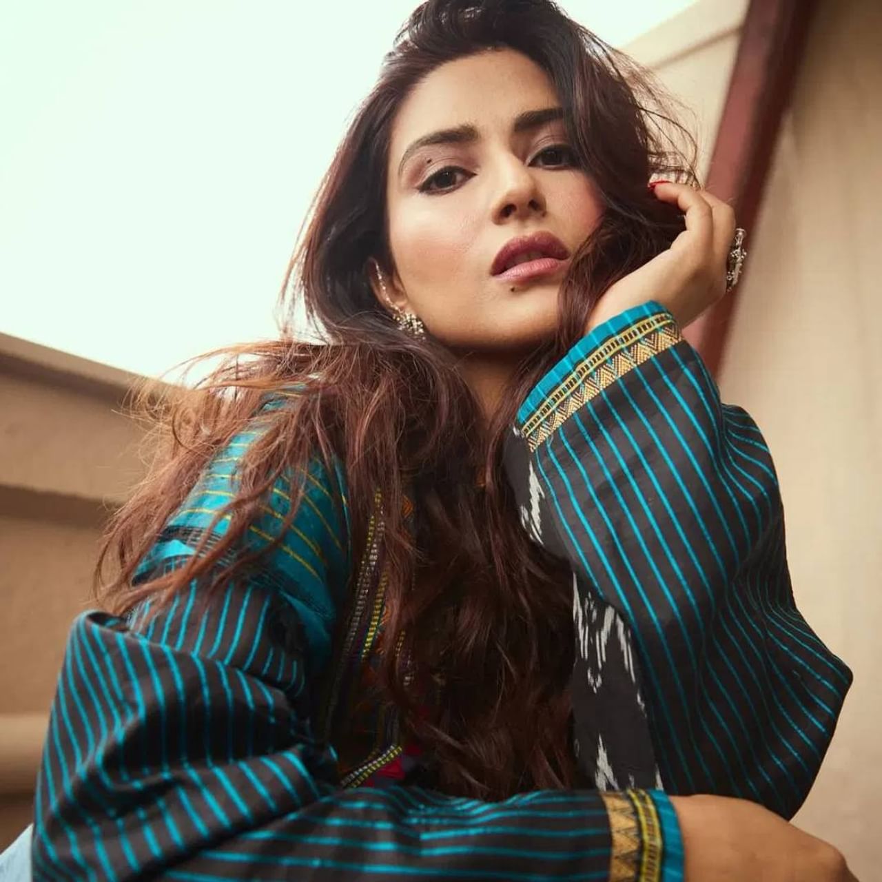 फिल्म इंडस्ट्रीमध्ये नेहमीच नेपोटिज्मवरुन चर्चा होते. आउटसाइडर्सच असं म्हणणं आहे की, नेपो किड्सना जास्त संधी मिळते.  टॅलेंटपेक्षा नात्याला महत्व दिलं जातं. 