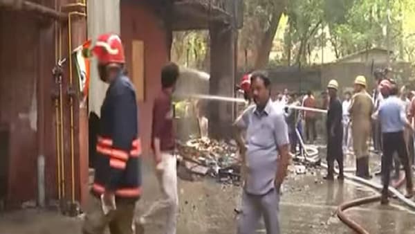 Brahmaputra Apartment Fire : खासदारांच्या ब्रह्मपुत्रा अपार्टमेंटला आग, फायरब्रिगेडच्या 12 गाड्या घटनास्थळी