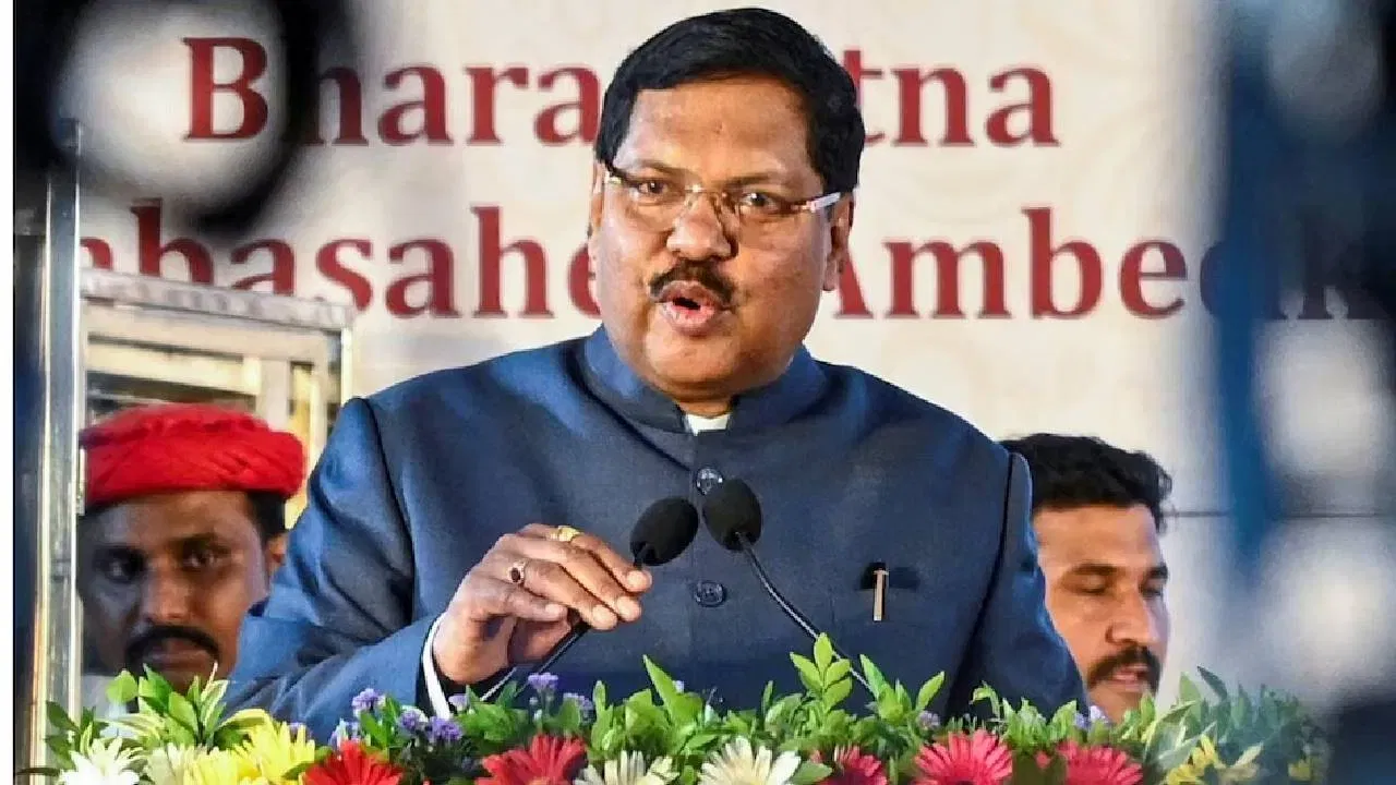 सरन्यायाधीश गवईंवर हल्ल्याचा प्रयत्न, 'त्या' वकिलावर सर्वात मोठी कारवाई, काय घेतला निर्णय? सरन्यायाधीश गवईंवर हल्ल्याचा प्रयत्न, 'त्या' वकिलावर सर्वात मोठी कारवाई, काय घेतला निर्णय?